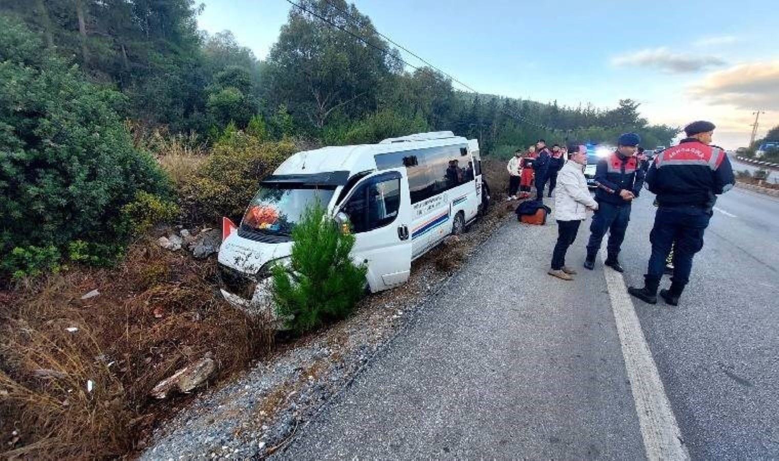 Muğla’da yolcu minibüsü şarampole düştü: Yaralılar var!